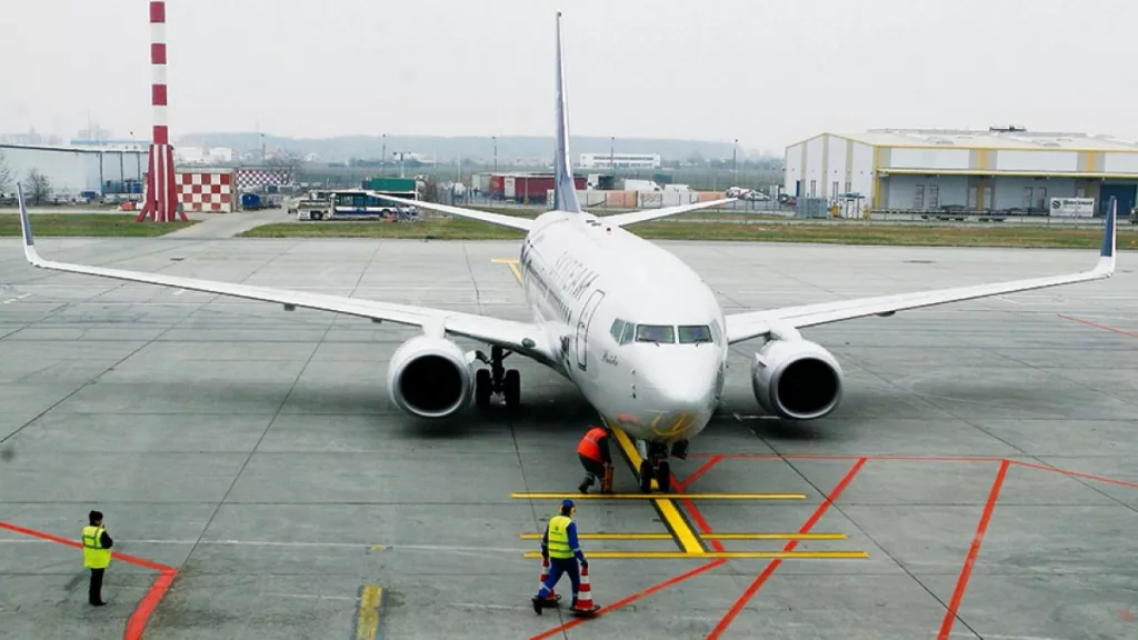 Cadavrul unui bărbat, găsit în trenul de aterizare al unui avion