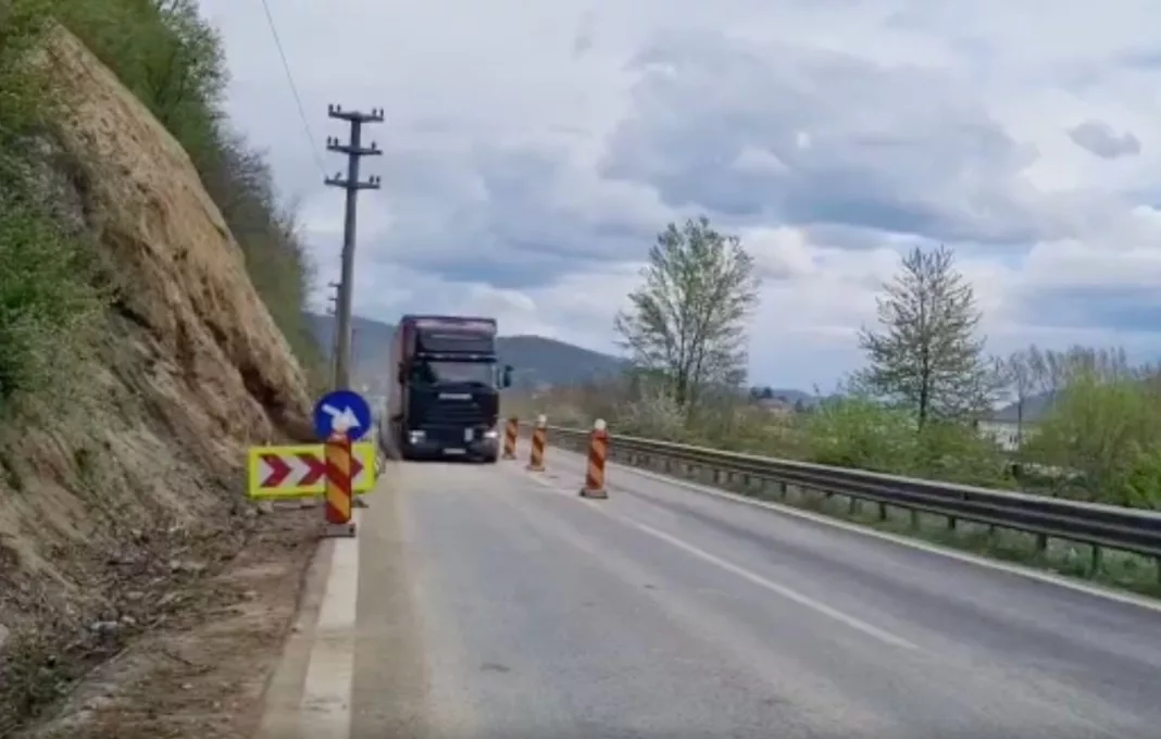 Circulația rutieră rămâne restricționată, din cauza căderilor de pietre de pe versanți, pe DN 7CC - Centura Călimănești