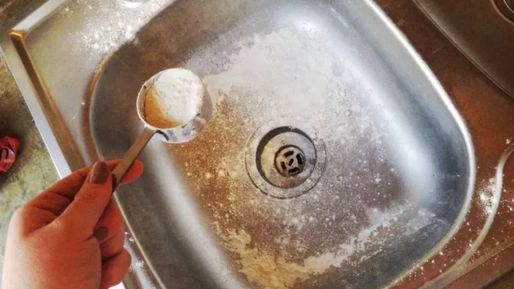 Femeie ucisă de vaporii toxici ai unui produs de curăţat chiuveta