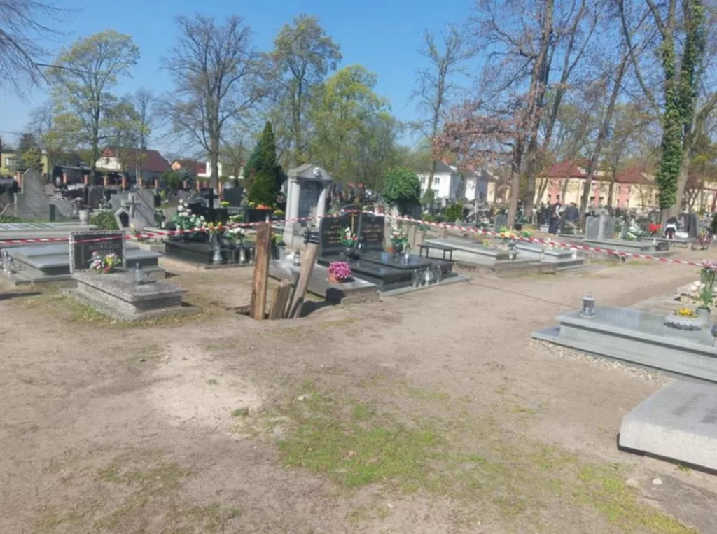 Un bătrân de 90 de ani a căzut într-o groapă proaspăt săpată în cimitir