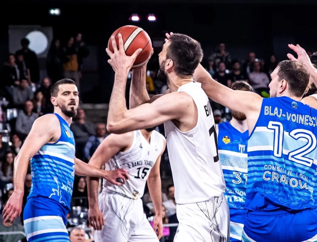 Baschet / SCMU Craiova, la o aruncare de surpriza campionatului cu UBT Cluj