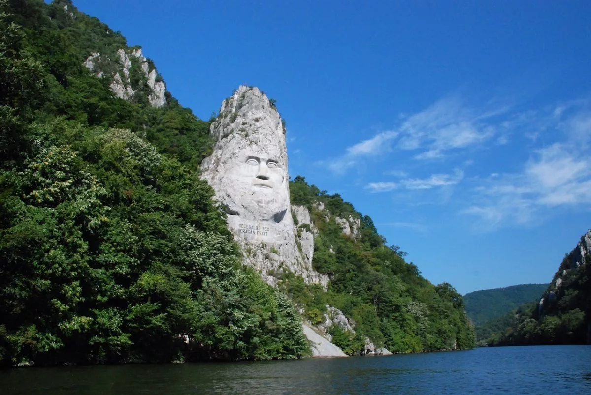 Statuia lui Decebal de pe Clisura Dunării (Foto: The Romania Journal)