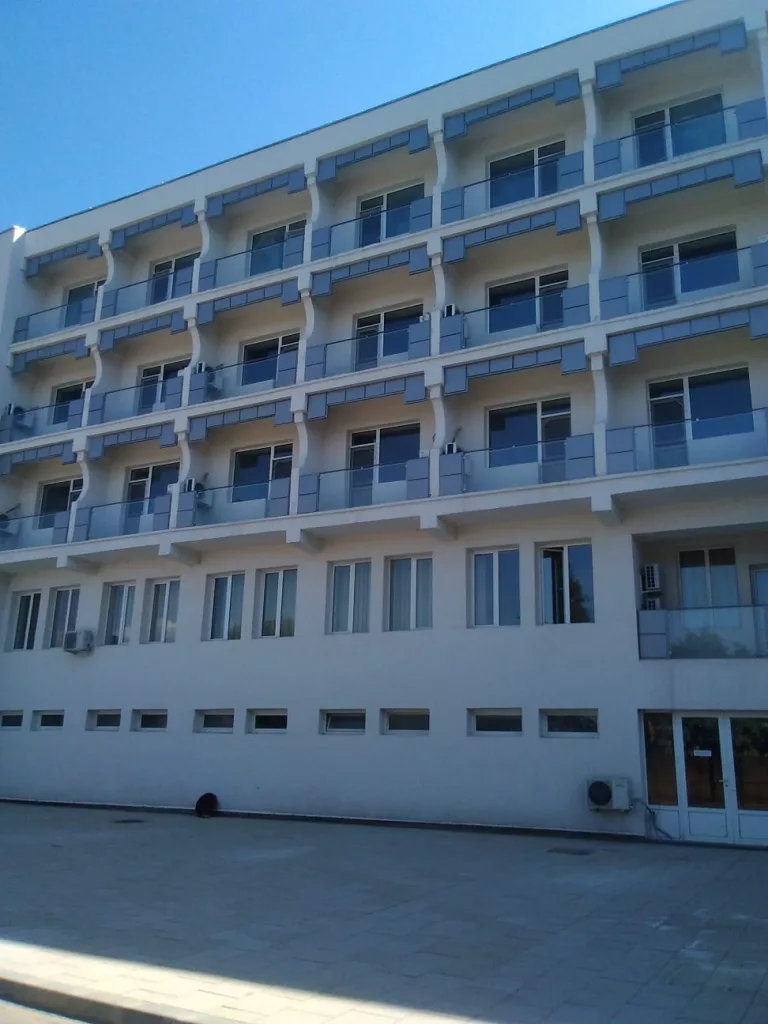 Gorj: Hotelul „Sport” e închis de patru ani, deși lucrările sunt gata