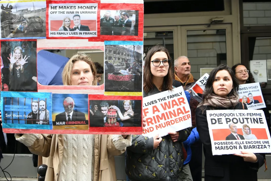 Manifestaţie la Paris împotriva soţiei unui oficial rus