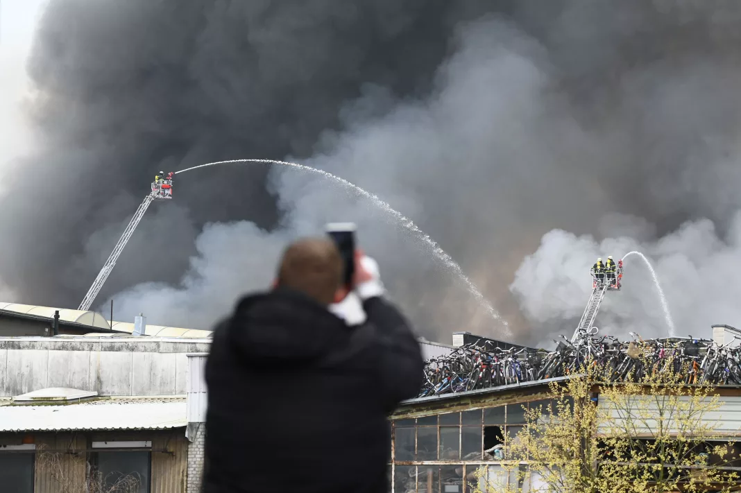 Depozitele unei reprezentanţe auto din Hamburg ard de peste 24 de ore