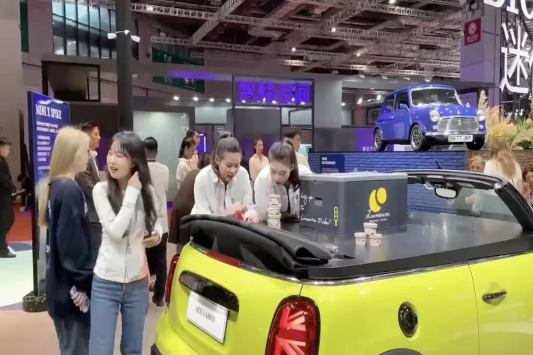 Înghețata gratuită, motiv de scandal la Salonul Auto de la Shanghai