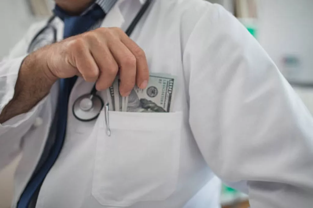Un medic din Buzău a fost reținut pentru luare de mită