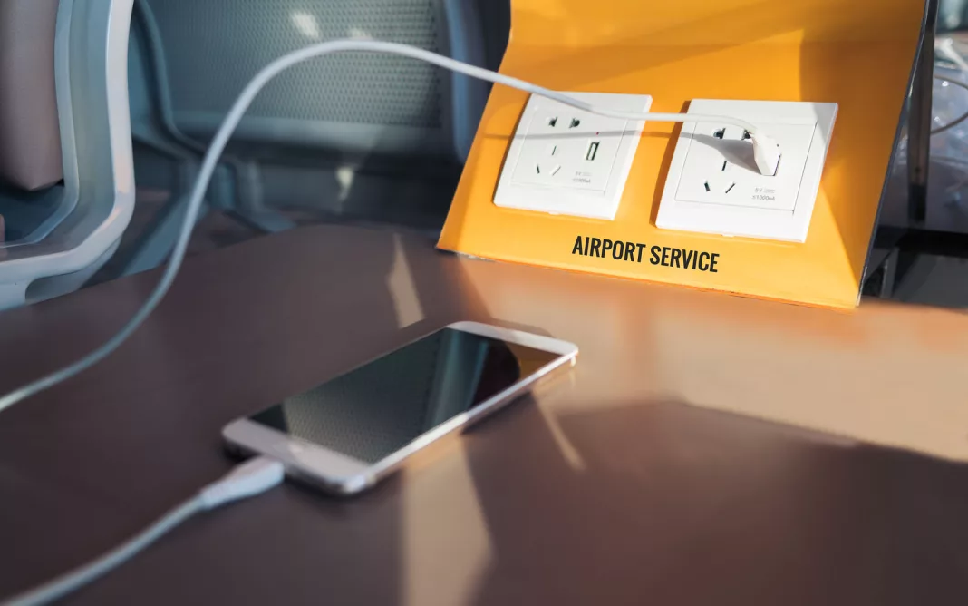 FBI avertizează: NU vă încărcați telefoanele de la prize publice!