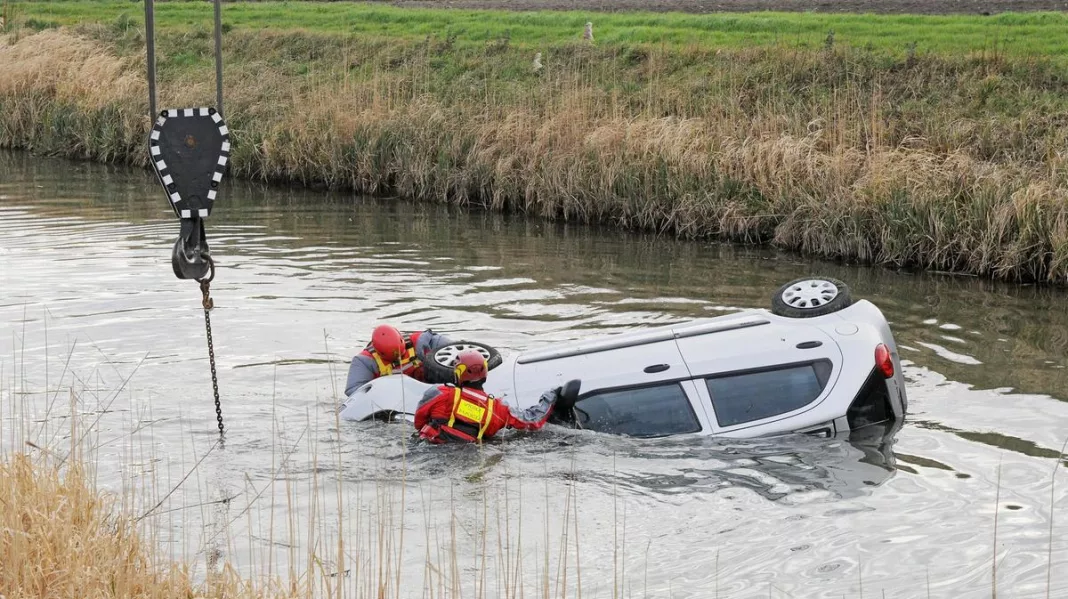 masina canal Doi români din Italia au salvat o femeie căzută cu mașina într-un canal