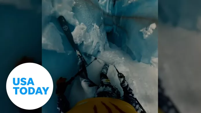 Imaginile arată momentul în care un schior cu experiență a căzut într-o crevasă care s-a format brusc în timp ce schia în Alpii Francezi