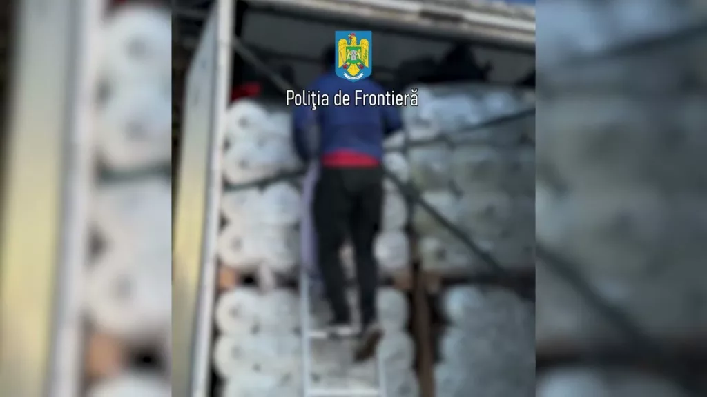 (VIDEO) 105 migranți, ascunși în două camioane la Nădlac