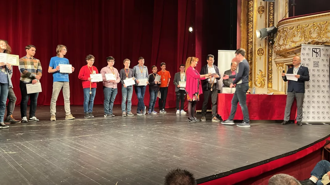 Cinci elevi din Dolj, pe podium la Olimpiada Naţională de Fizică
