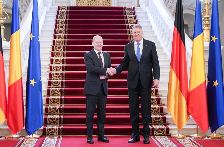 Președintele României, Klaus Iohannis, și cancelarul Germaniei, Olaf Scholz