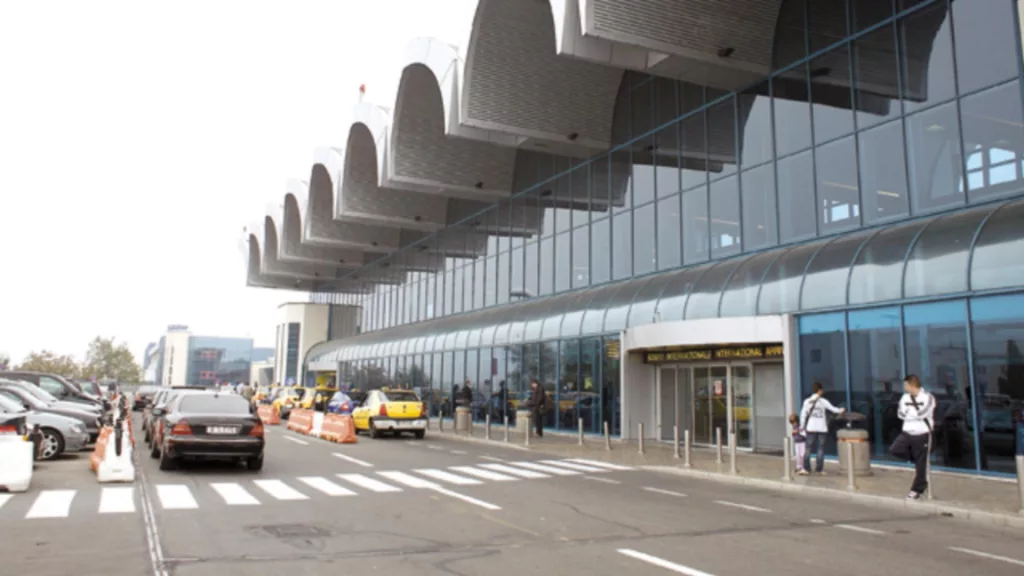 O tânără a încercat să se sinucidă în toaleta Aeroportului Otopeni