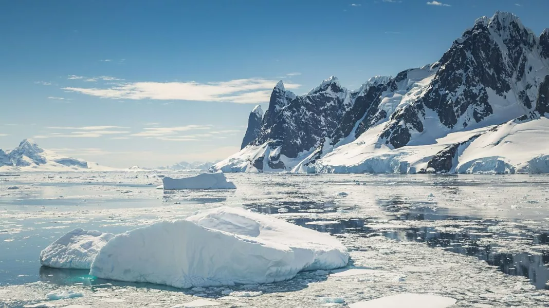 Suprafaţa platformei de gheaţă din Antarctica a devenit mai mare