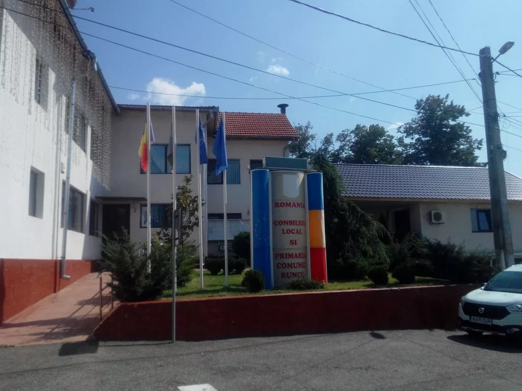 Primăria Runcu îi somează pe localnici să își asigure locuințele