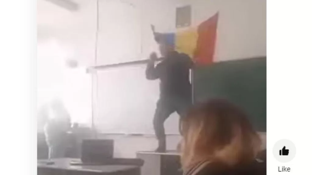 Scene uluitoare la școală: Profesorul dansează pe catedră, la ora de engleză