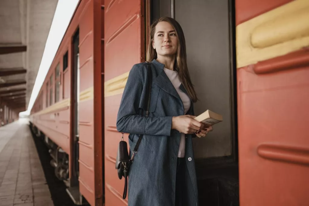 Profesorii care nu au locuință în localitatea unde au postul vor beneficia de decontarea transportului