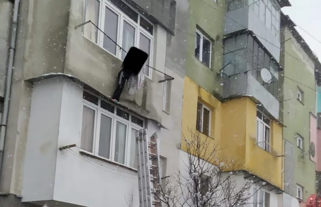 O femeie a căzut de la etajul trei vrând să fugă de soţul cu care se certase