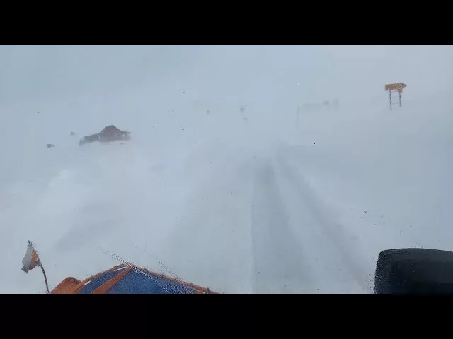 (VIDEO) Două utilaje de deszăpezire au intervenit la Rânca