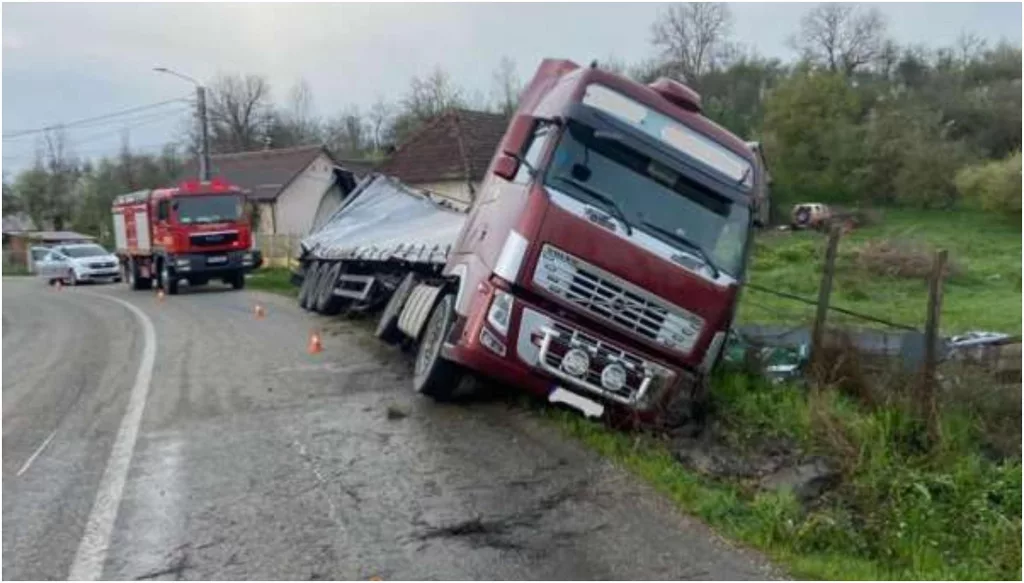 Un șofer beat s-a răsturnat cu TIR-ul plin de bere