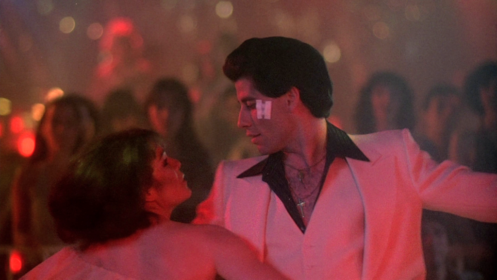 Costumul lui John Travolta din filmul „Saturday Night Fever”, scos la licitaţie