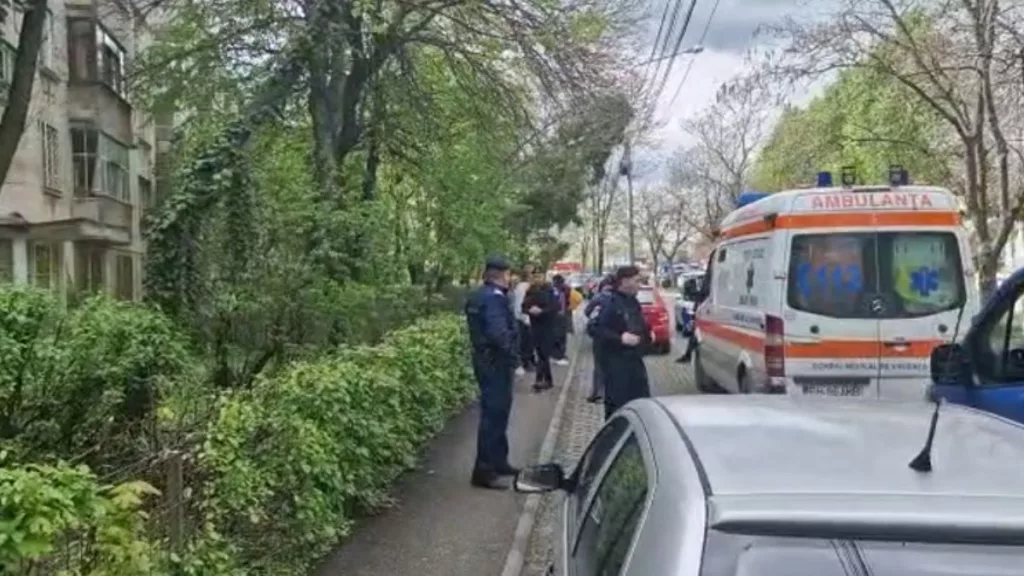 Un copil de doi ani a căzut de la etajul patru al unui bloc