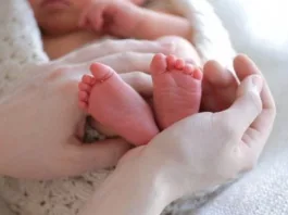 Un nou născut a fost găsit într-un sac într-o parcare din Râmnicu Vâlcea