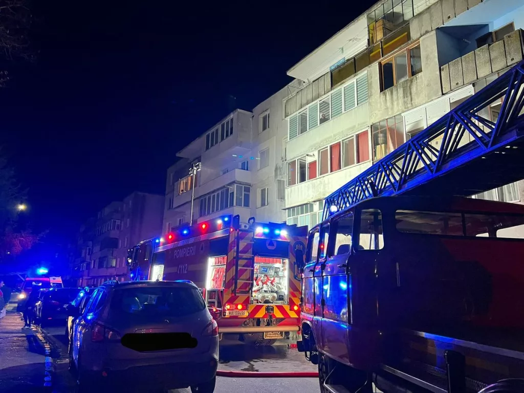 Incendiu violent într-un bloc din Târnăveni. 27 de persoane, evacuate