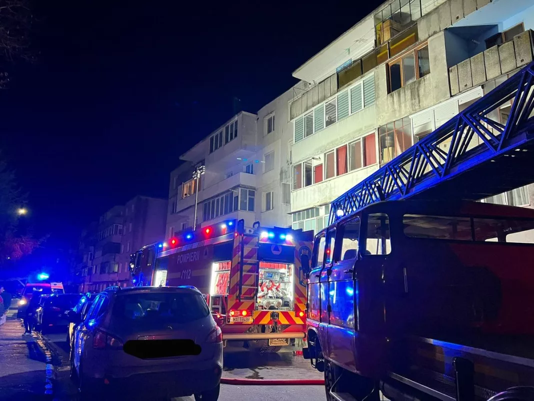 Un incendiu violent a izbucnit într-un apartament situat la etajul doi, dintr-un bloc cu patru etaje