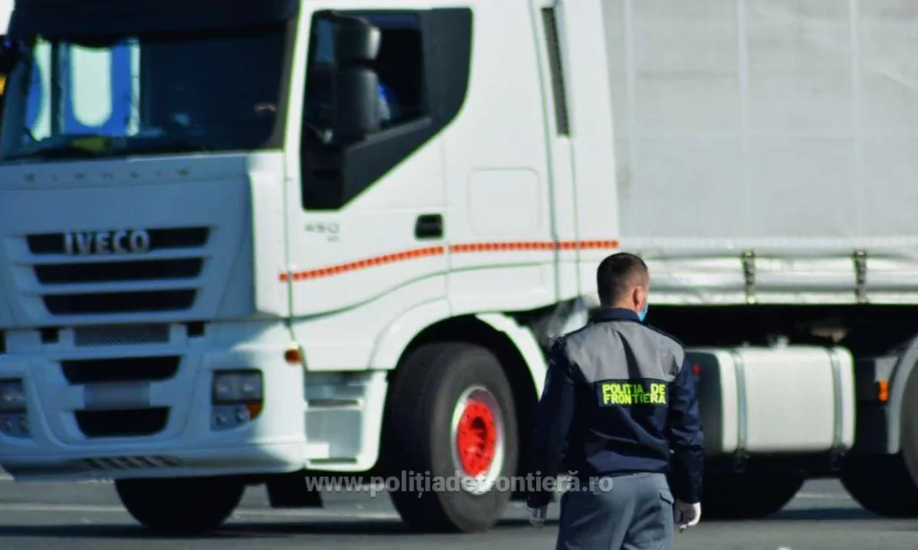 (VIDEO) Ascunși în două TIR-uri, 47 de migranţi au încercat să treacă fraudulos frontiera