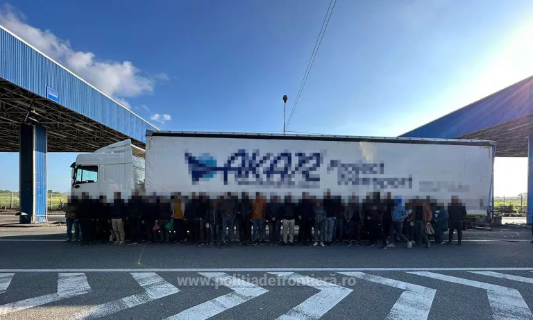 93 de cetăţeni străini au fost depistați la graniţa cu Ungaria de poliţiştii din Nădlac II și Vărșand. Unii erau în tiruri, alții pe jos