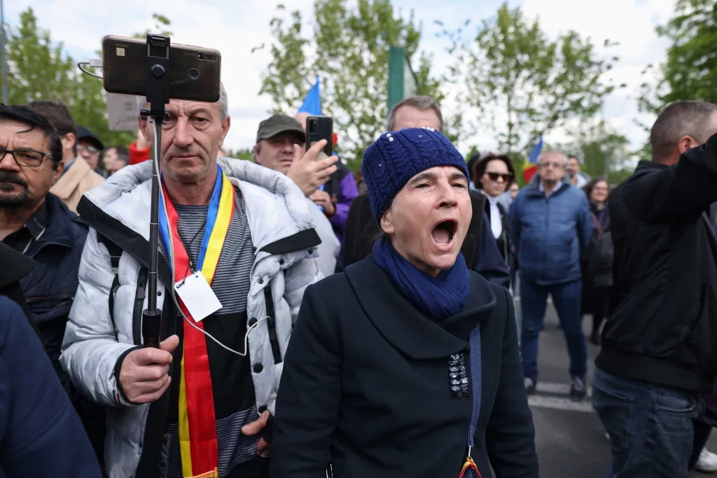 Protest AUR la Parlament. George Simion s-a urcat pe gard