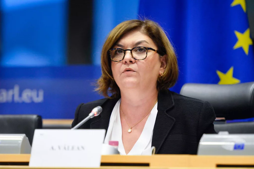 Comisarul european pentru transporturi, Adina Vălean, în vizită în Republica Moldova și România