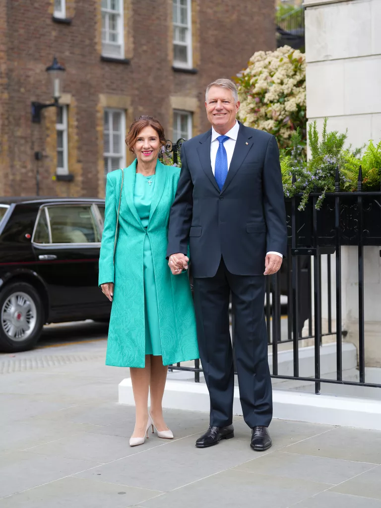 Preşedintele Iohannis şi soţia sa, la ceremonia încoronării Regelui Charls al III+lea