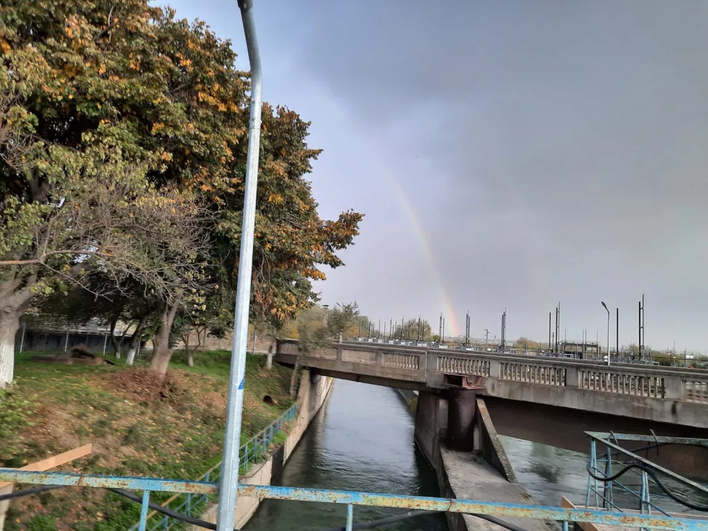 Lucrări de întreținere la stavilele barajului de la Ișalnița