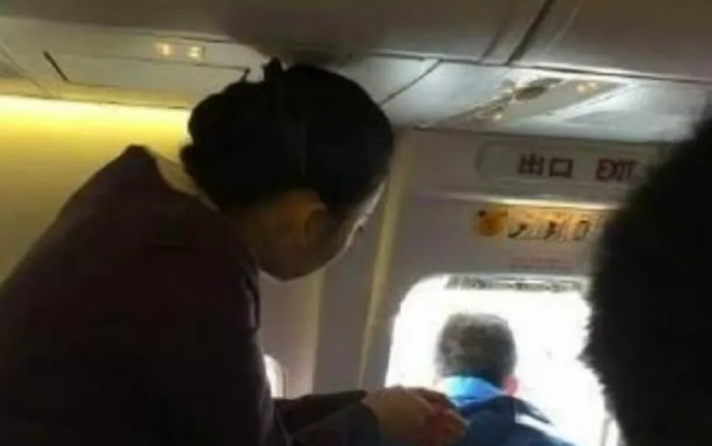 Decizia unei companii aeriene după ce un bărbat a deschis ușa avionului în timpul zborului
