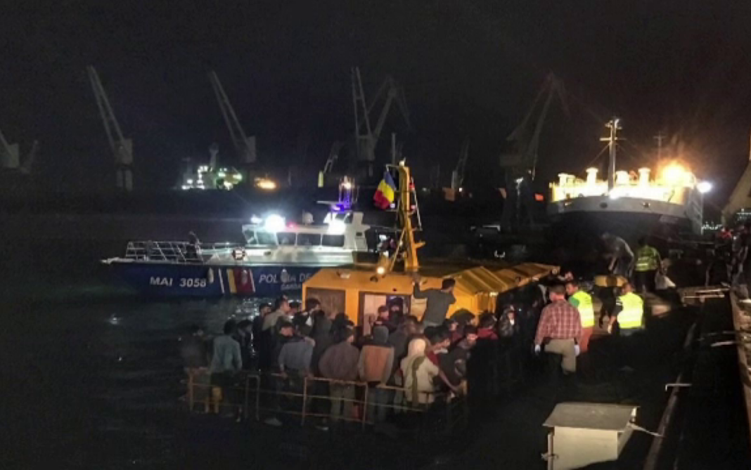 Ambarcaţiune cu 47 de migranţi la bord, detectată în Marea Neagră