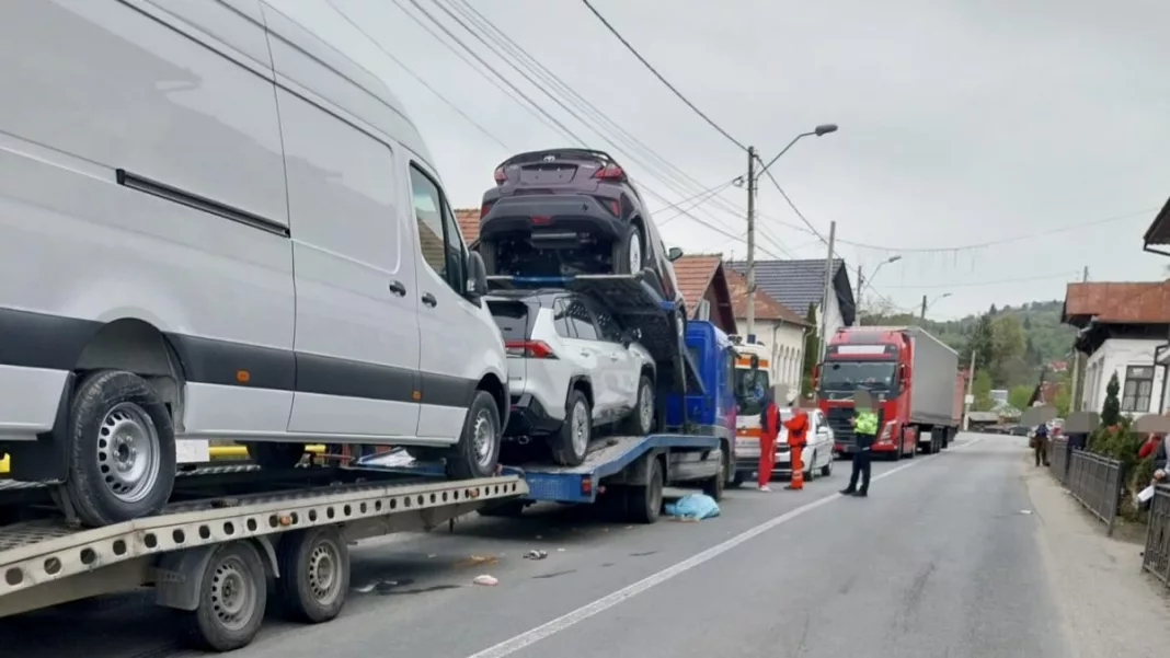 Femeie accidentată mortal de un autocamion care transporta autovehicule