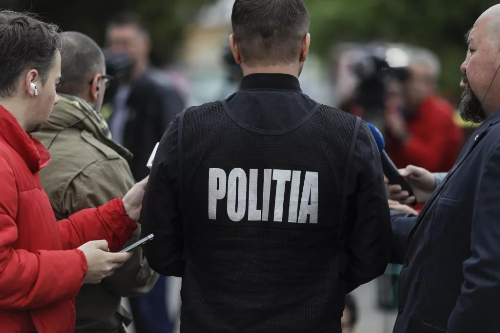 Bărbatul care şi-a sechestrat propria fiică, reţinut pentru 24 de ore