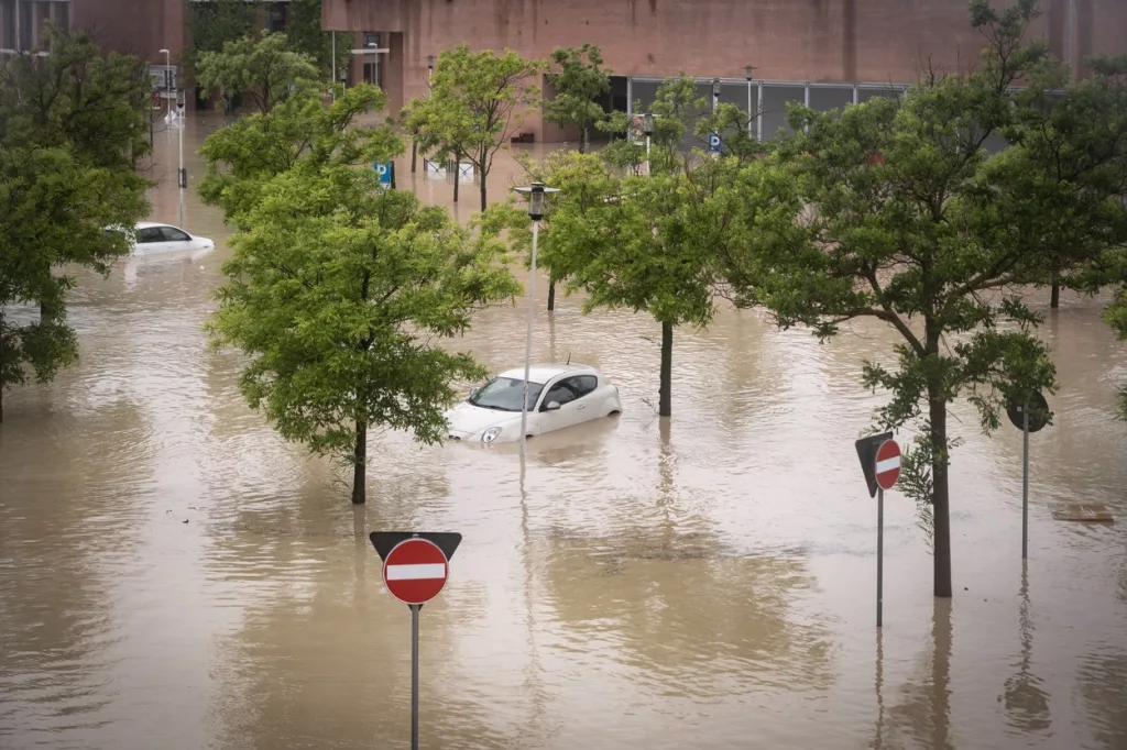 Cinci persoane au murit în urma inundaţiilor devastatoare din Italia