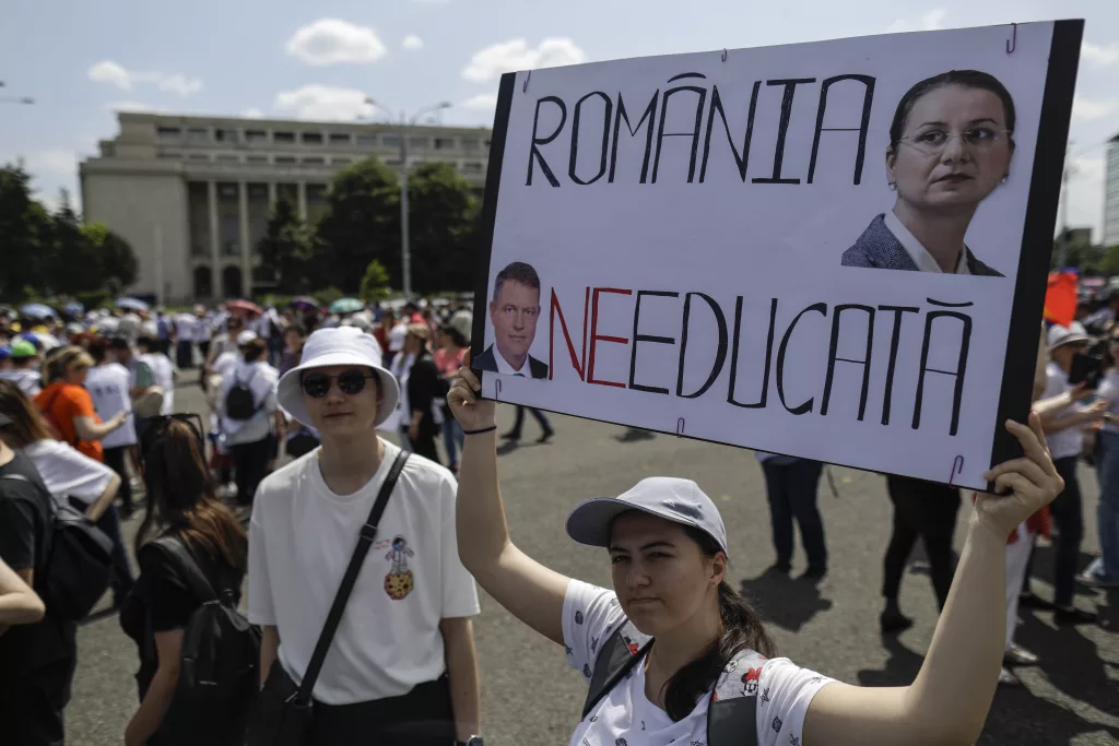 Sindicaliștii din educație protestează în Piața Victoriei
