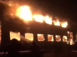 Peste 100 de persoane au fost evacuate după ce un tren a luat foc