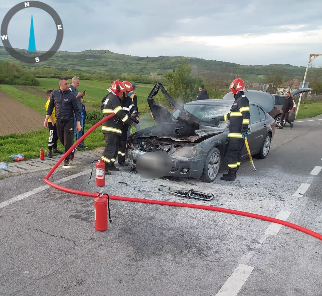 (VIDEO) Două autoturisme cuprinse de flăcări în Mehedinți