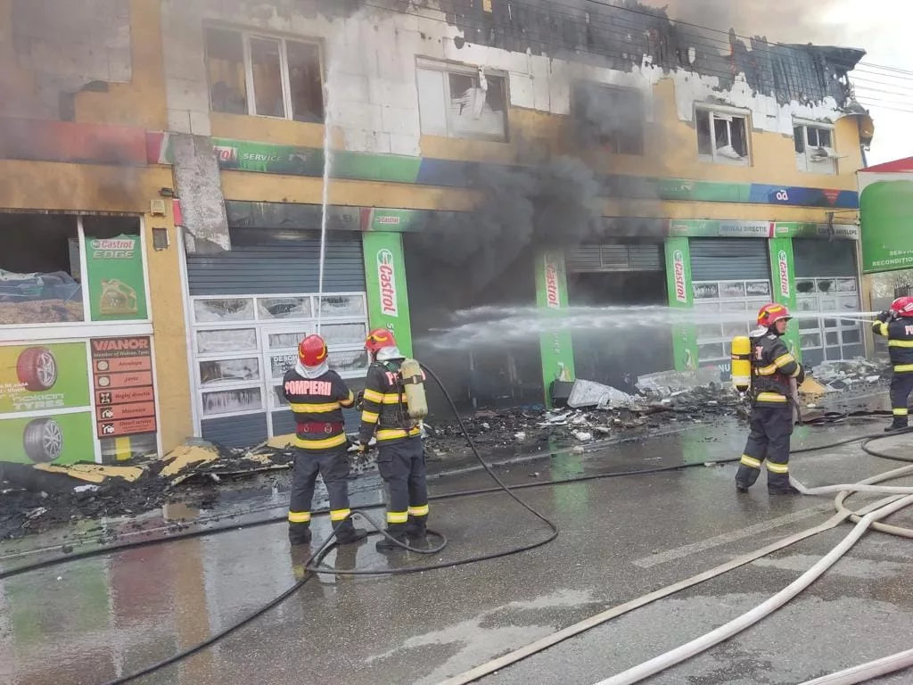 (VIDEO) Pompierii mehedinţeni cercetează cauza incendiului de la un service auto