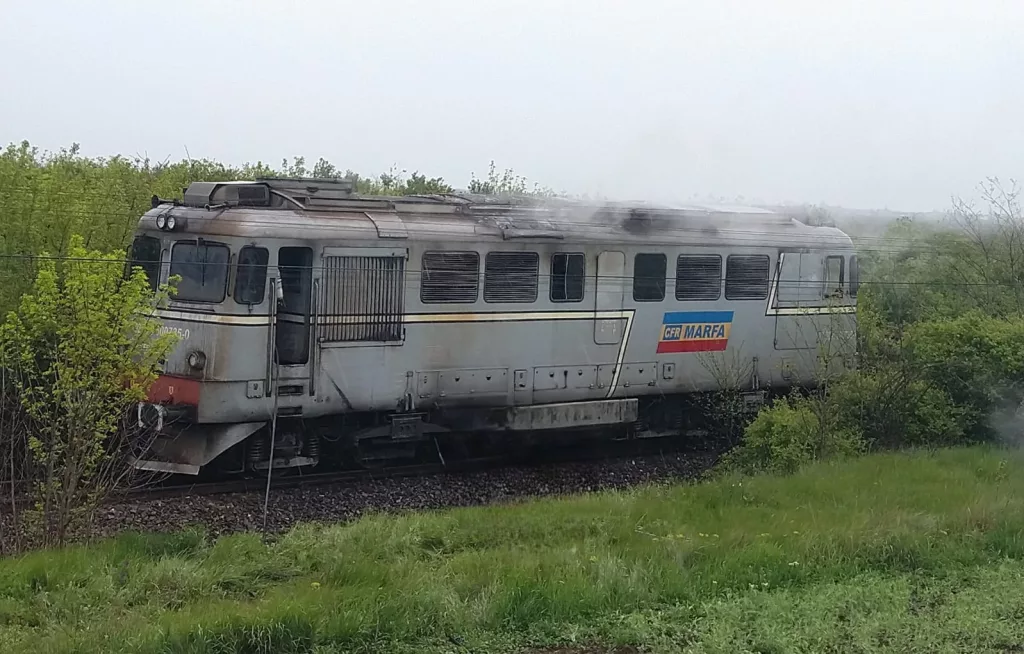 (VIDEO) Incendiu la o locomotivă în Gara Piatra Olt