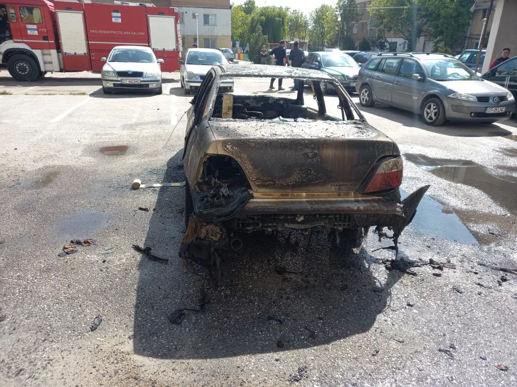 (VIDEO) Balș: Autoturism distrus într-un incendiu