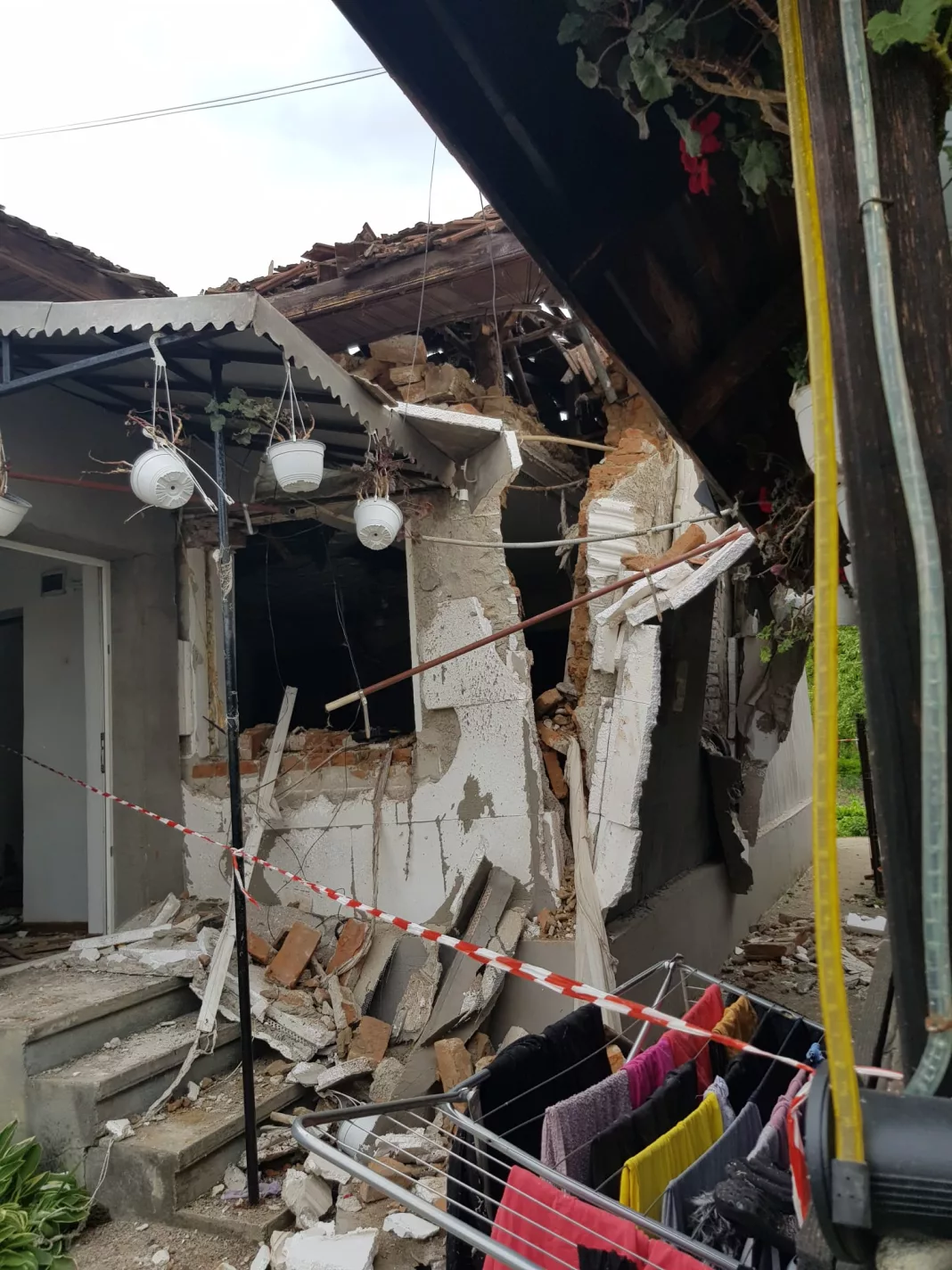 Locuință distrusă și 2 persoane cu arsuri după explozia unei butelii