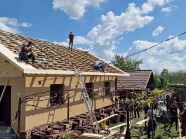 Autoritățile și voluntarii au refăcut acoperișul casei arse la Tismana