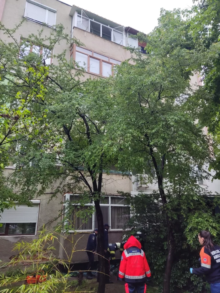 Mehedinţi: Bărbat în stare critică, după ce a căzut de la etajul IV